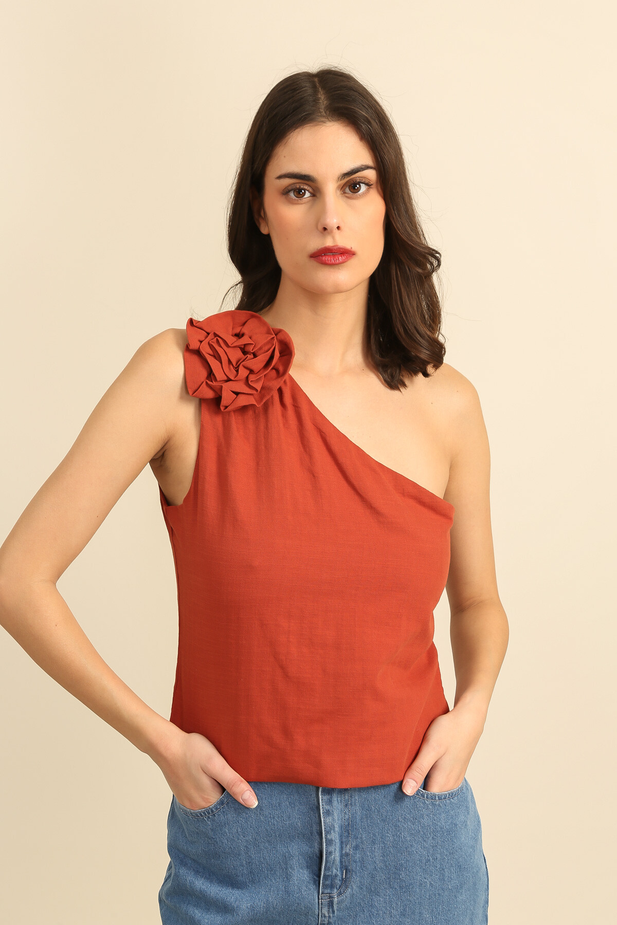 Grossiste DAPHNEA - Top asymétrique femme avec fleur sur l’épaule