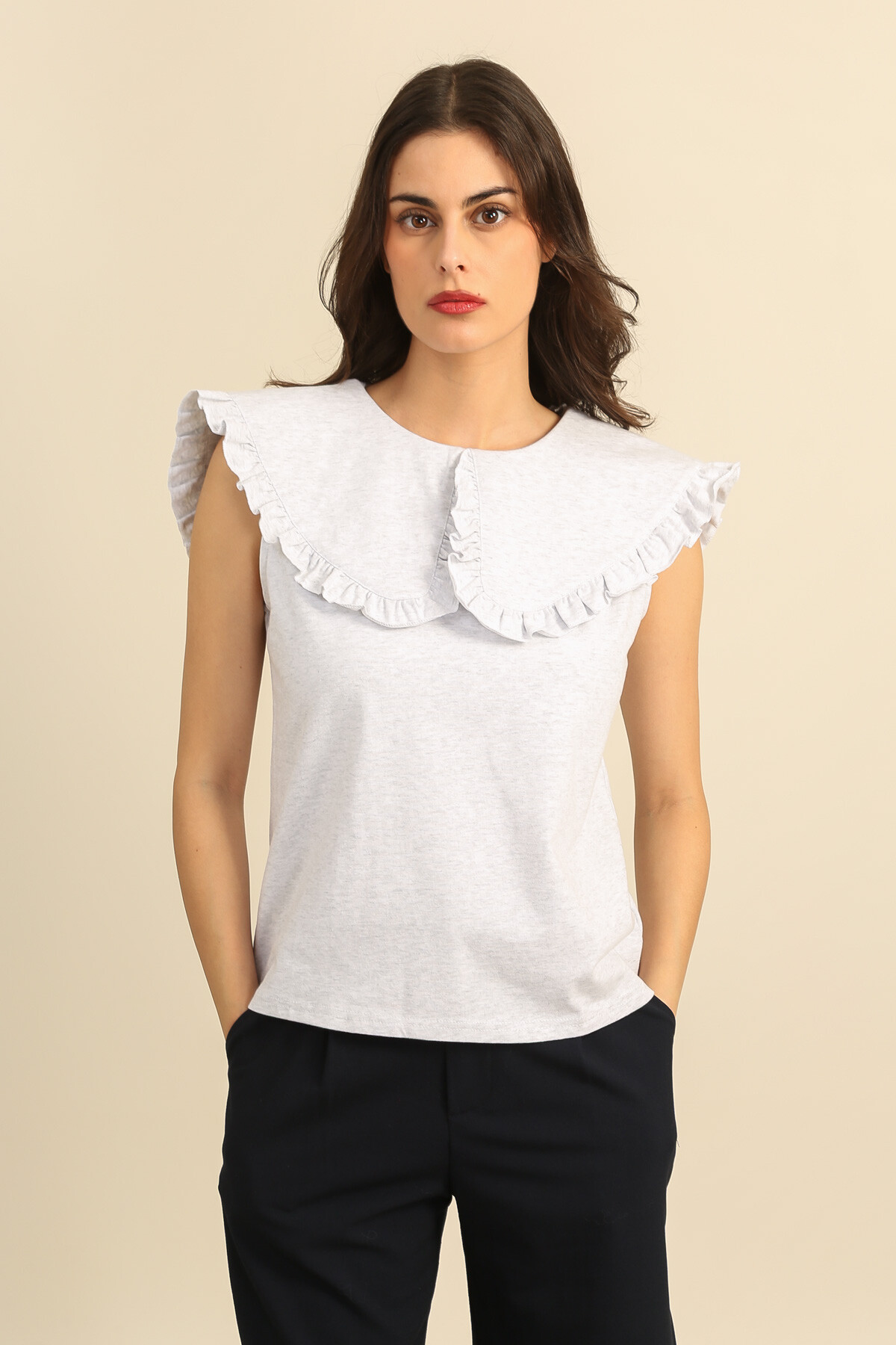 Grossiste DAPHNEA - Top Femme Sans Manches à Grand Col Claudine Volanté – Haut Élégant Chic