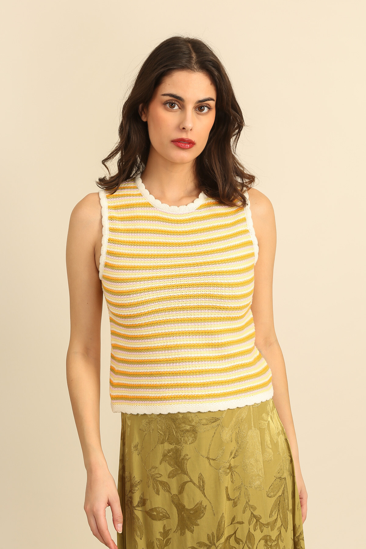 Grossiste DAPHNEA - Top maille sans manches rayé en maille fine col rond finition ondulée