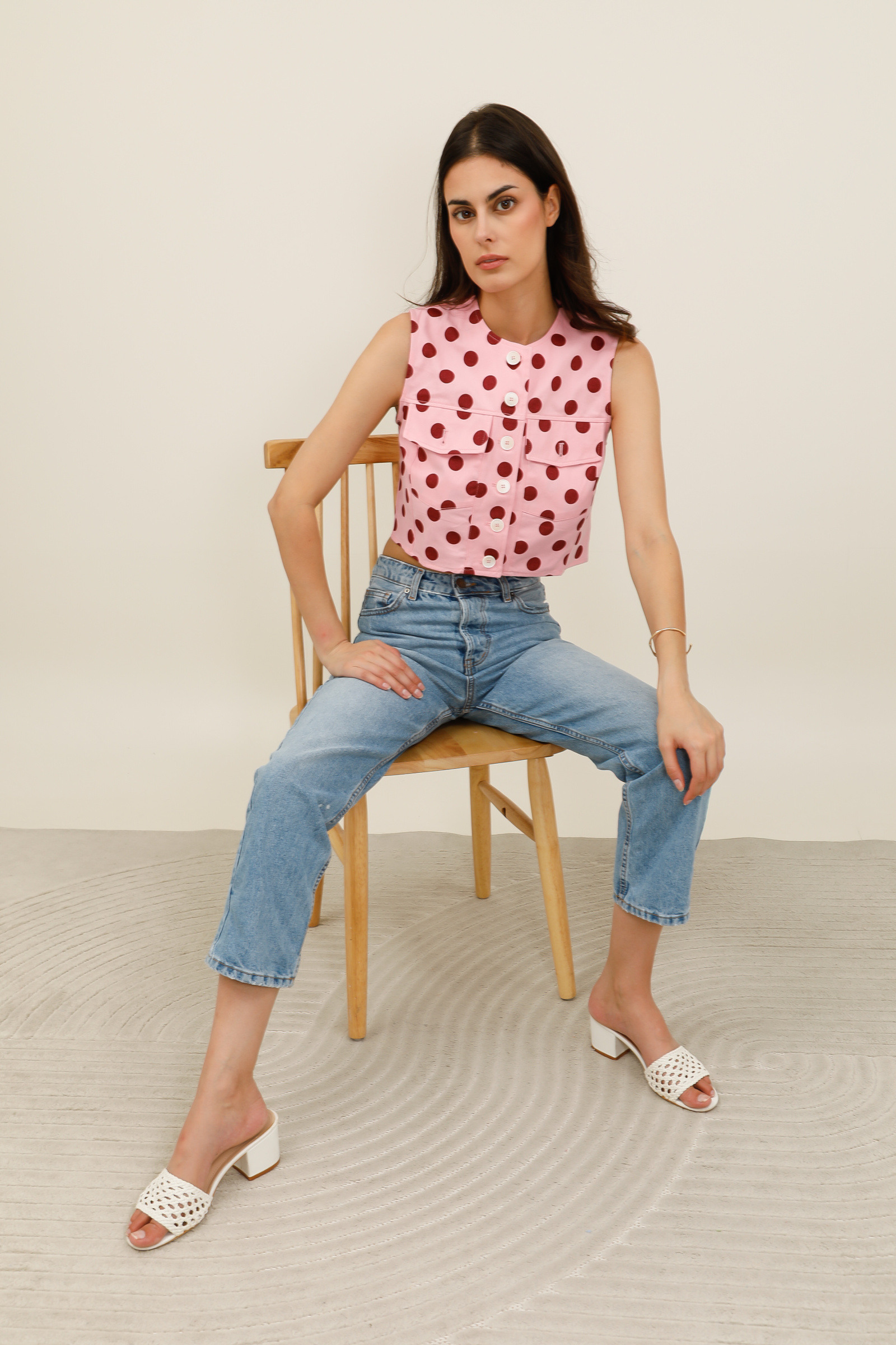 Grossiste DAPHNEA - Top femme sans manches à pois avec poches poitrine et boutons fantaisie style rétro