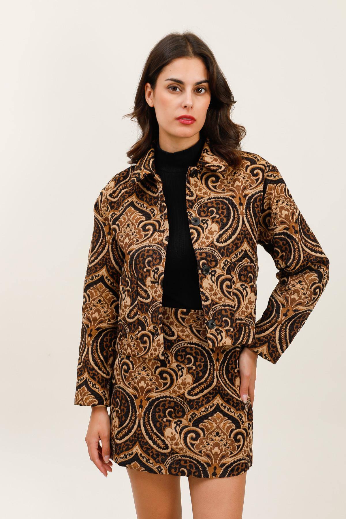 Short brocade jacket with baroque pattern Straight jacket in textured brocade fabric with baroque design Structured shirt collar and contrasting button closure Discreet patch pockets at the front for a practical touch Short and slightly loose fit, perfect for a bold vintage look