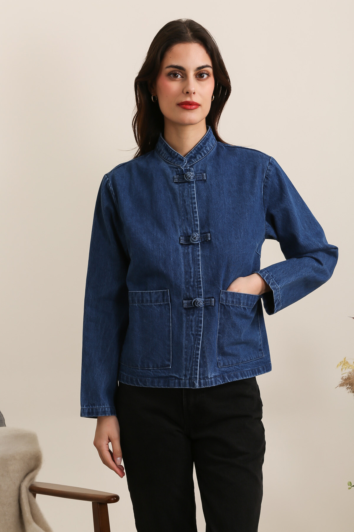 Denim jacket handle in long handle jeans with chinese knot buttons