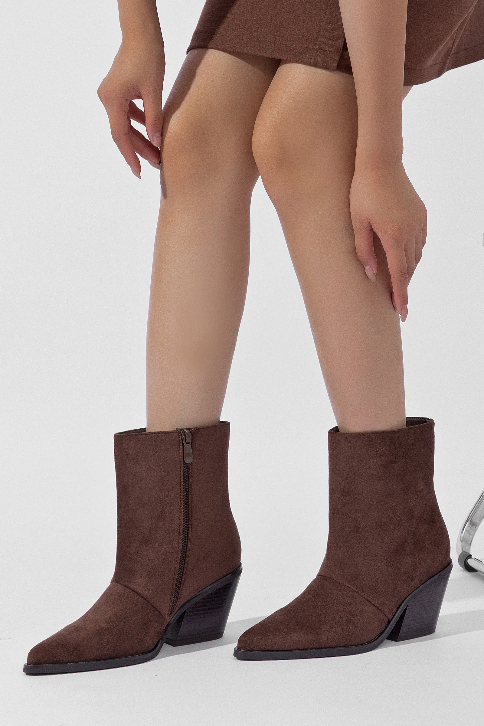 Grossiste DAY-VINE - Bottines mi-mollet noires pour femmes – Bottines western à bout pointu et talon carré avec fermeture éclair sur le côté pour le bureau