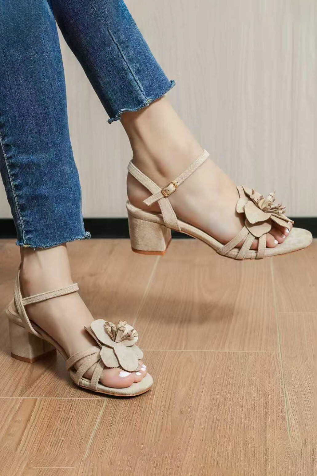 Grossiste DAY-VINE - Sandales femme à talon carré avec fleur – Élégantes et confortables