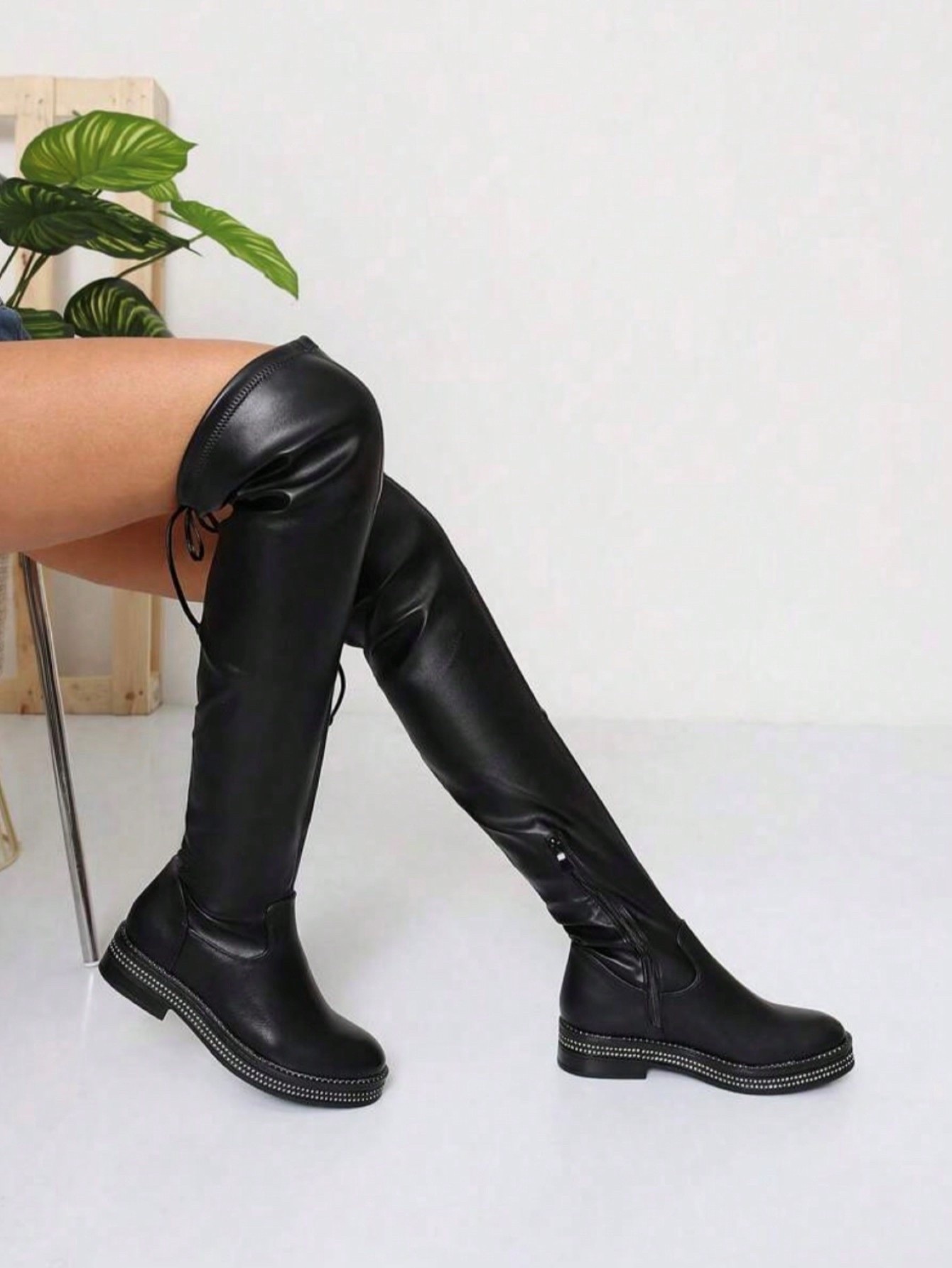 Grossiste DAY-VINE - Cuissardes Noires Élégantes à Semelle Cloutée