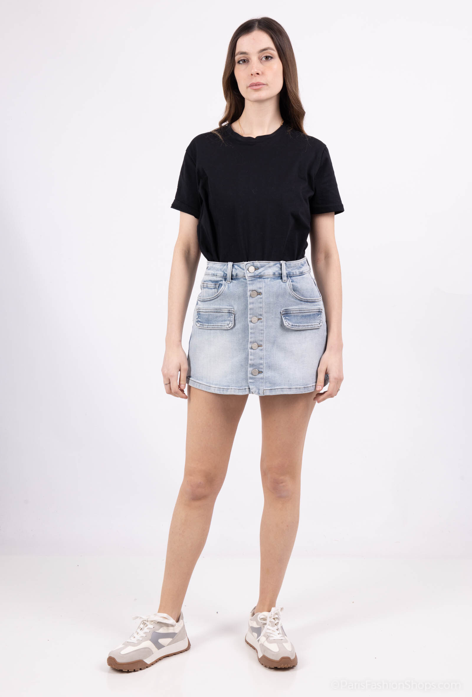 Stylish short skirt in stretch cotton, perfect for summer. Made in China, ideal for sunny days.