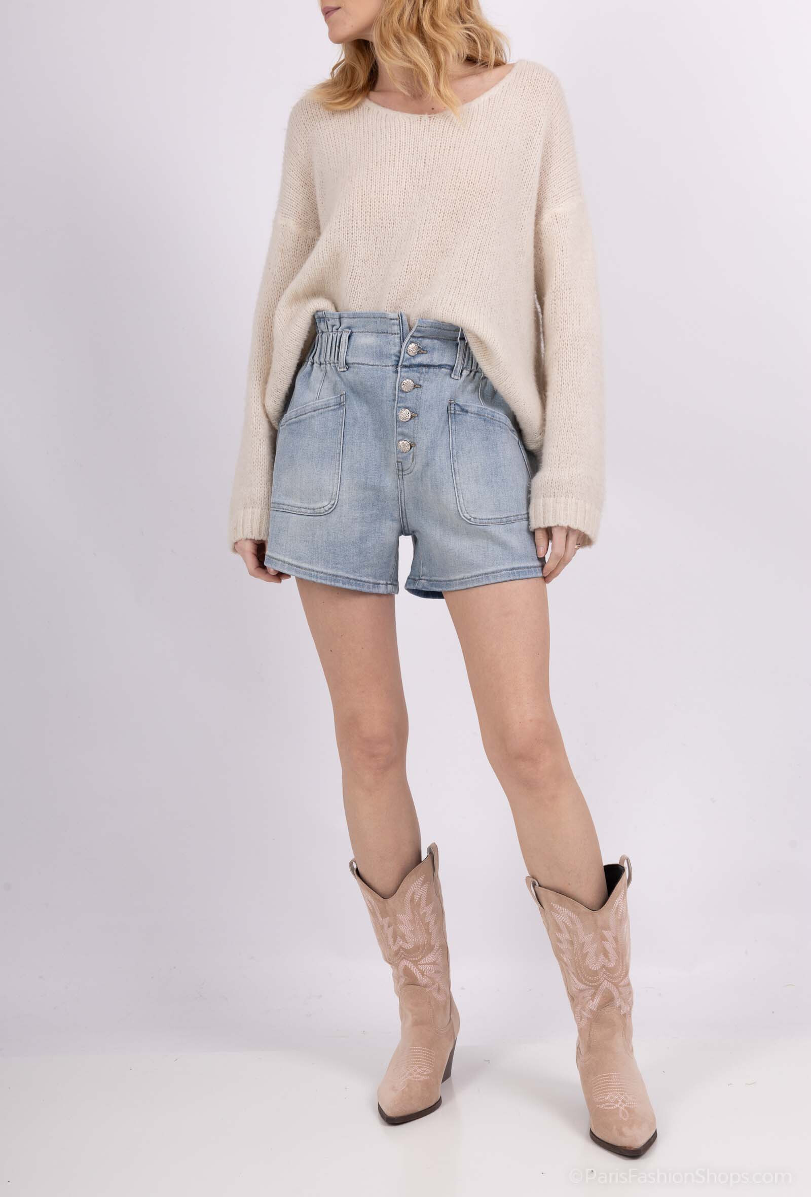 Stretch cotton shorts, ideal for summer, designed for everyday comfort, made in China, Spring/Summer 2025 collection.