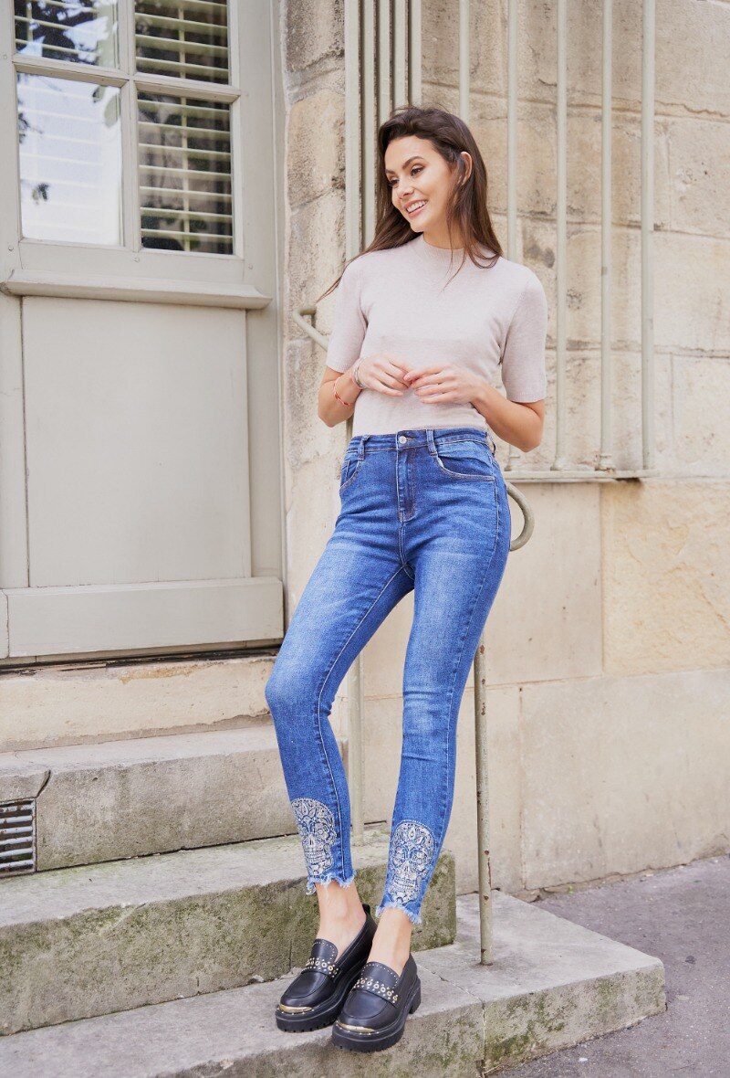 Großhändler DENIM LIFE - Stretch-Skinny-Jeans in Übergröße mit aufgestickten Totenköpfen an den Knöcheln