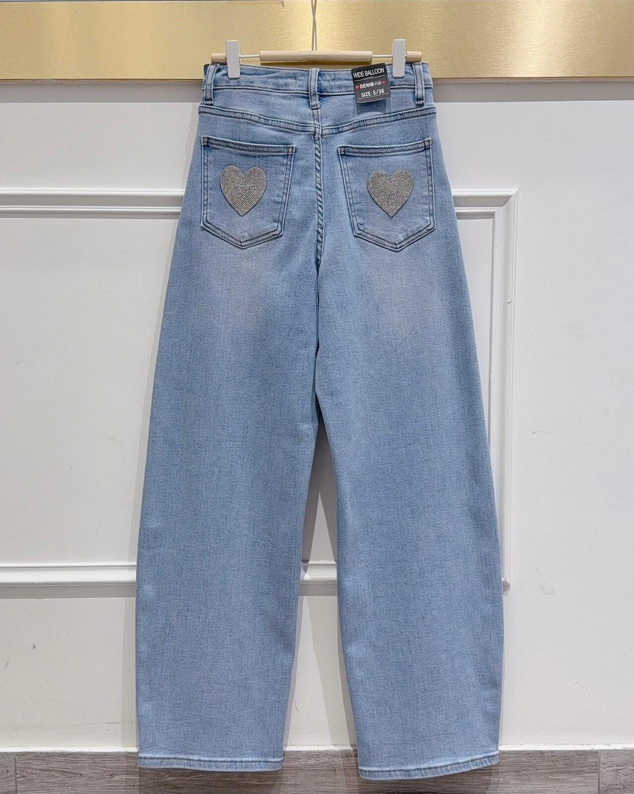 Grossista DENIM LIFE - Jeans a palloncino stretch larghi con cuori di strass