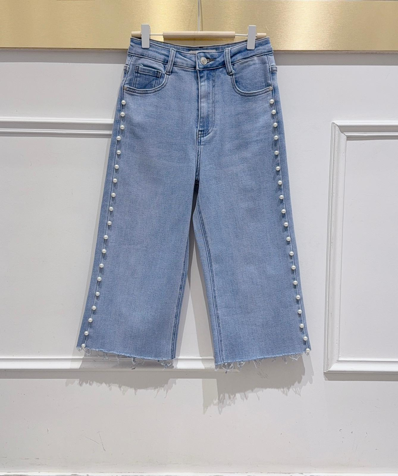 Wholesaler DENIM LIFE - Wide leg stretch denim Bermuda shorts with pearls