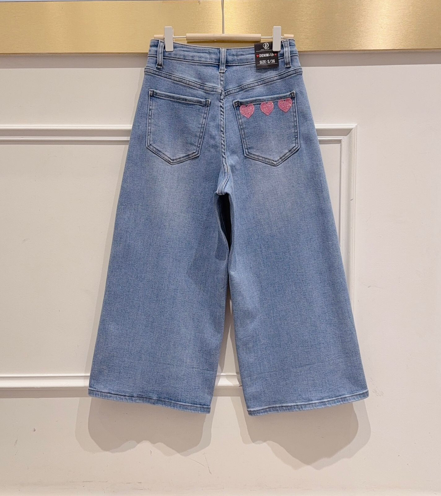 Grossista DENIM LIFE - Pantaloni cropped a gamba ampia in denim elasticizzato con cuori paillettes