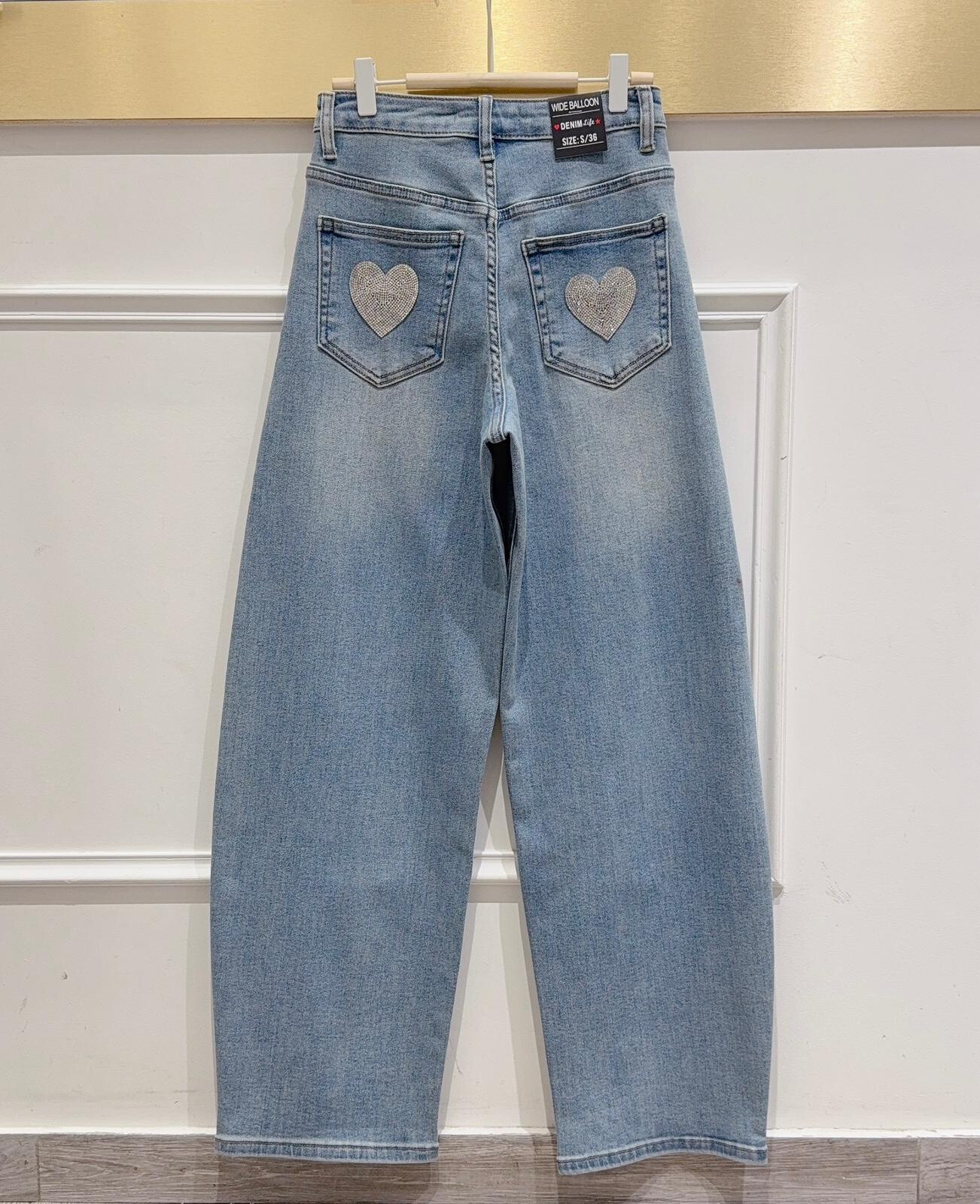 Grossista DENIM LIFE - Jeans a palloncino larghi in stretch con cuori di strass