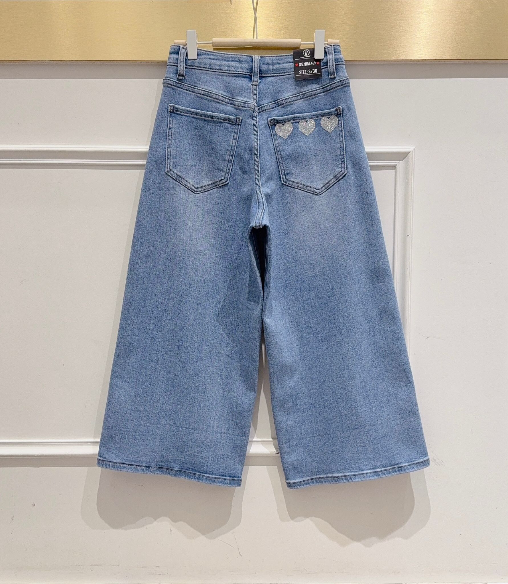 Grossista DENIM LIFE - Pantaloni cropped a gamba ampia in denim elasticizzato con cuori paillettes