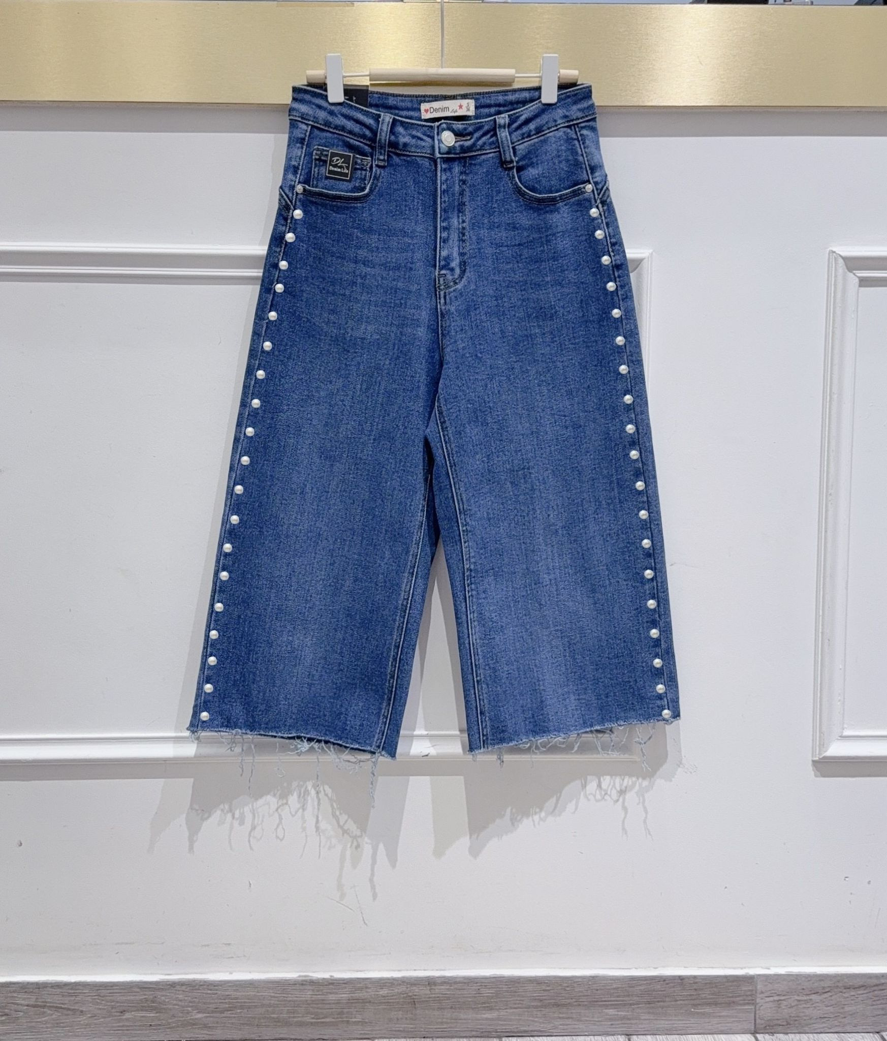Wholesaler DENIM LIFE - Wide leg stretch denim Bermuda shorts with pearls