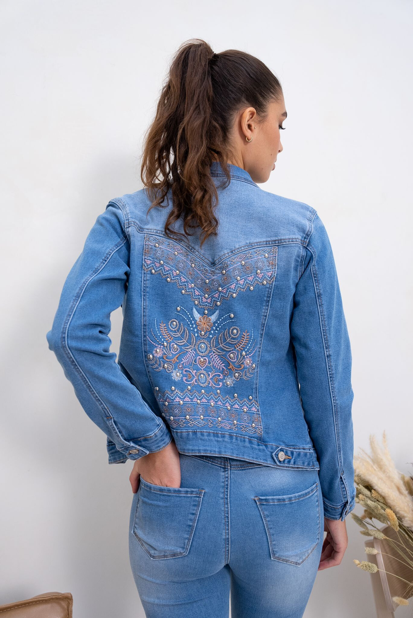 Grossista DENIM LIFE - Giacca di jeans con ricamo e chiusa nella parte posteriore