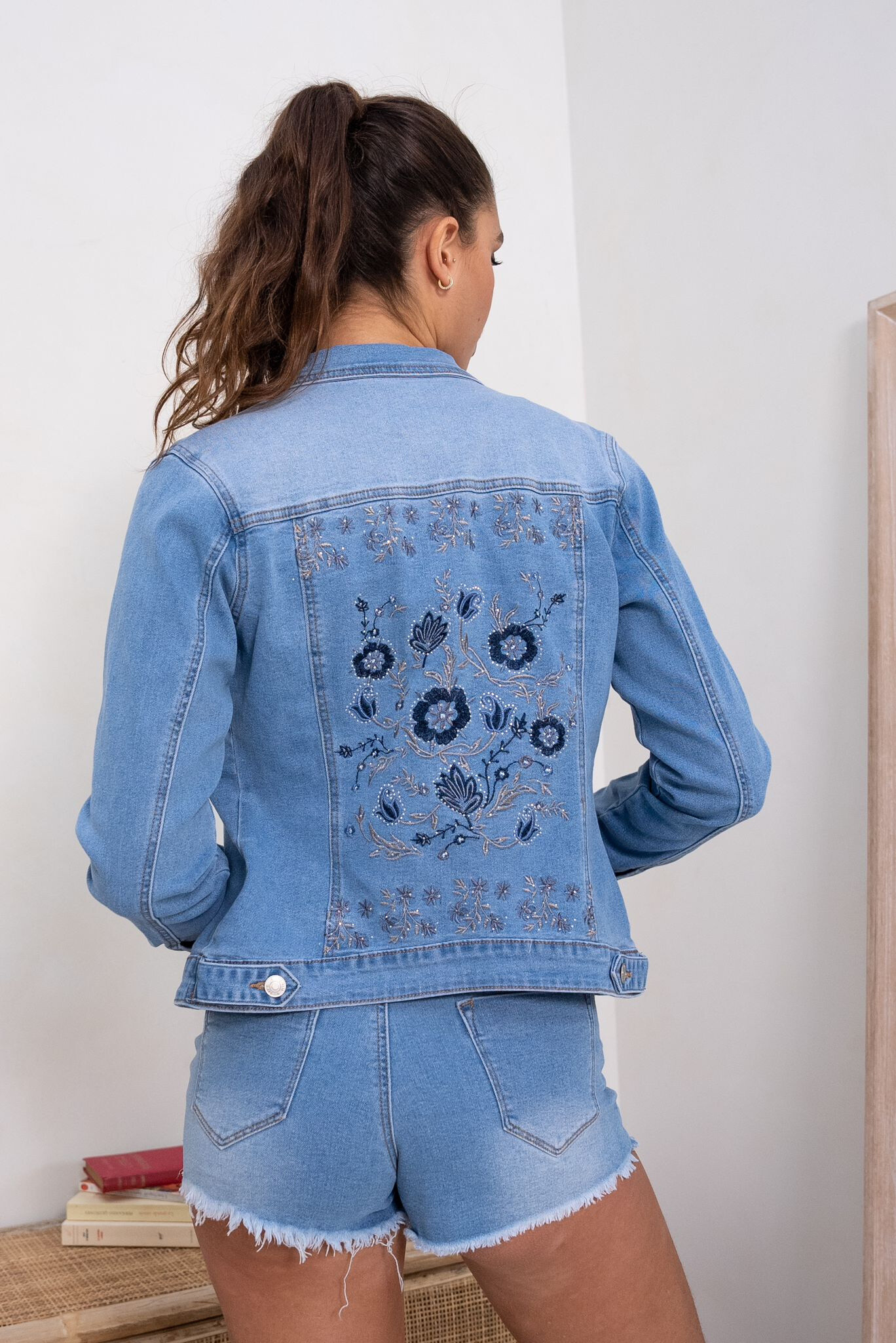 Grossista DENIM LIFE - Giacca di jeans con ricamo e strass sul retro