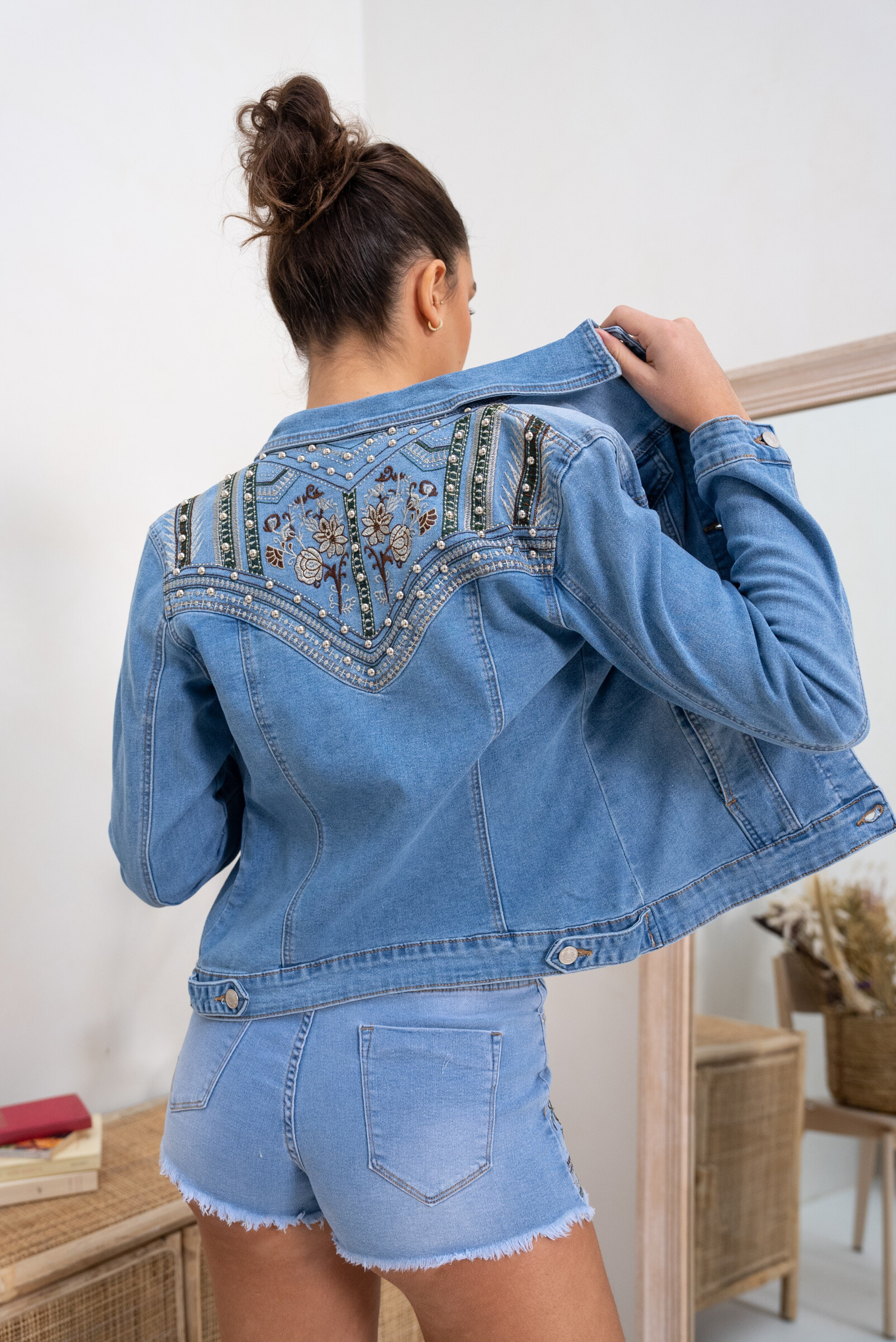 Grossista DENIM LIFE - Giacca di jeans con ricamo e chiusa nella parte posteriore