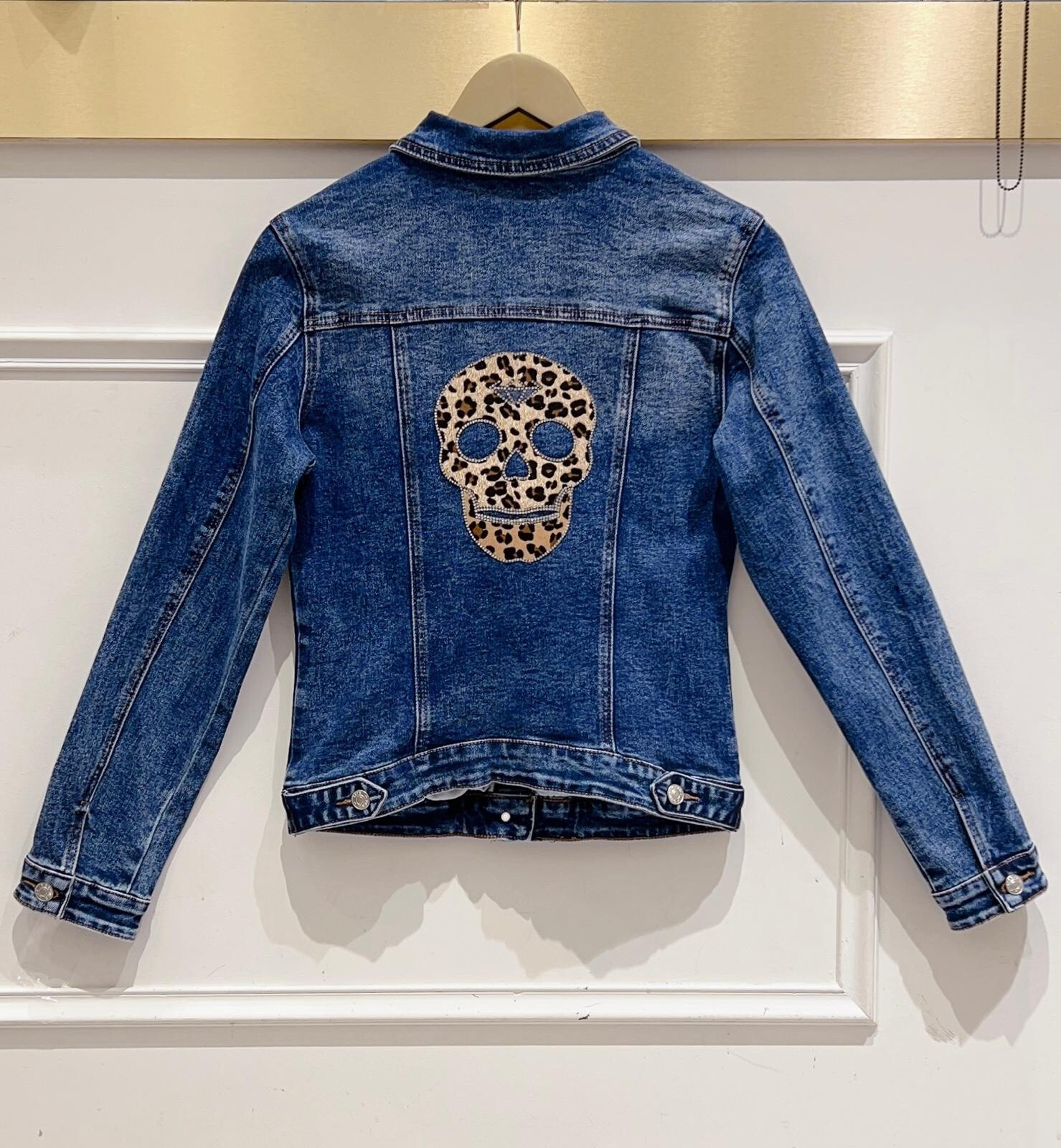 Grossiste DENIM LIFE - Veste en jean stretch avec tête de mort léopard