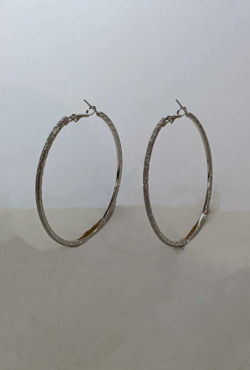 Grossiste Diamond - BOUCLE D'OREILLE CREOLE PAILLETTE SURFACE CROIX