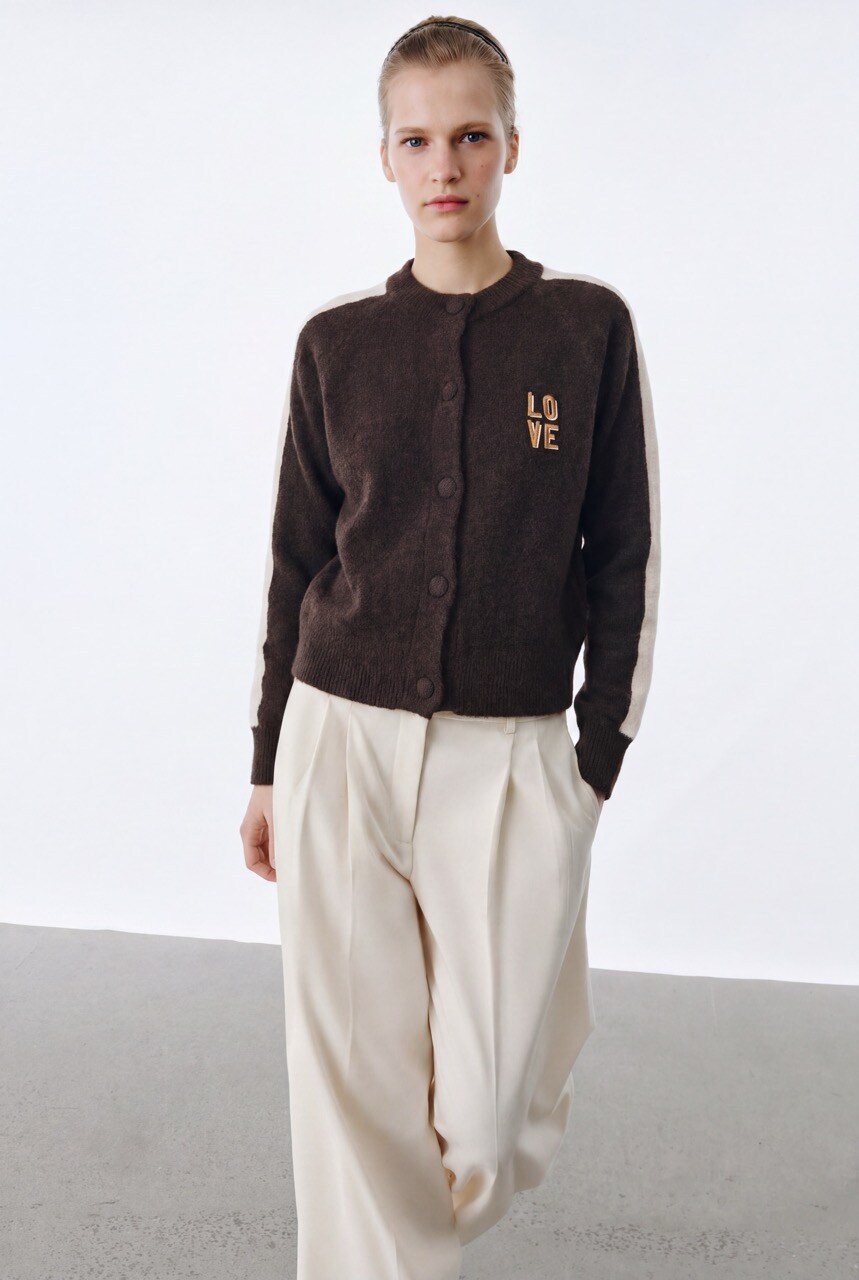 Grossiste DIVA TEX - Cardigan col rond patch LOVE avec bandes sur les manches