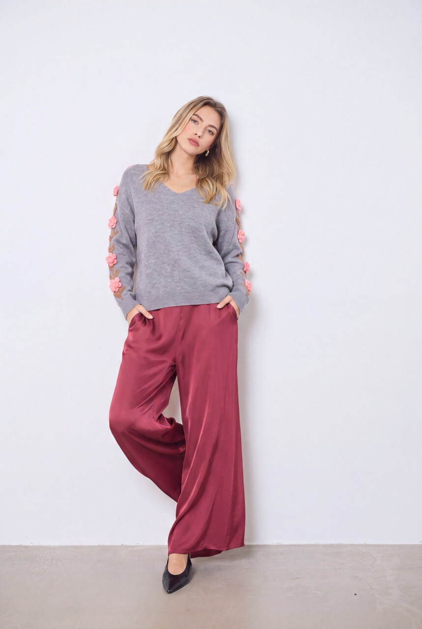 Grossiste DIVA TEX - Pull col V avec ligne de fleur sur les manches