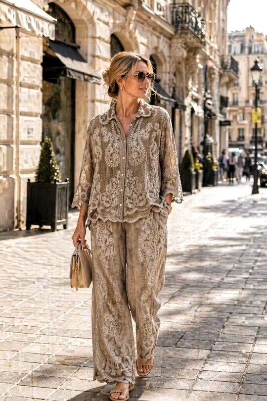 Grossista Dix-onze - Completo: Camicia e pantaloni ricamati floreali scoloriti con strass