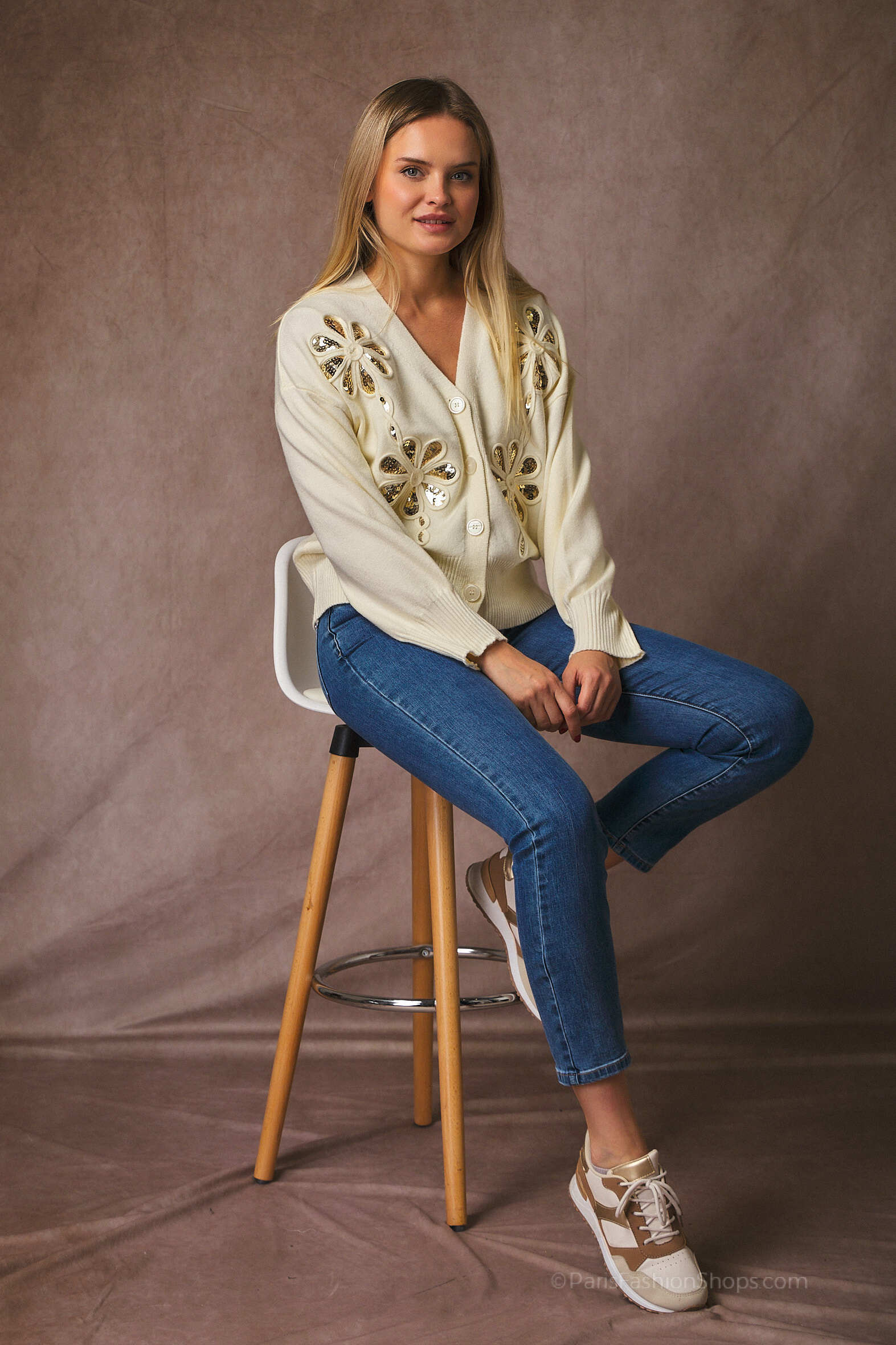 Wholesaler Dix-onze - Soft cardigan adorned with flowers and sequins