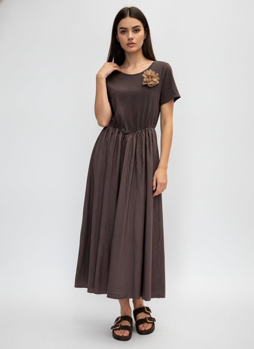 Großhändler DOREMI - Elegantes langes Kleid mit dekorativer Brosche