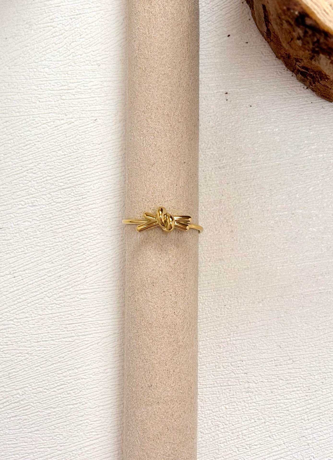 Grossista Eclador Bijoux - Anello in acciaio inossidabile, con motivi floreali, misura regolabile.