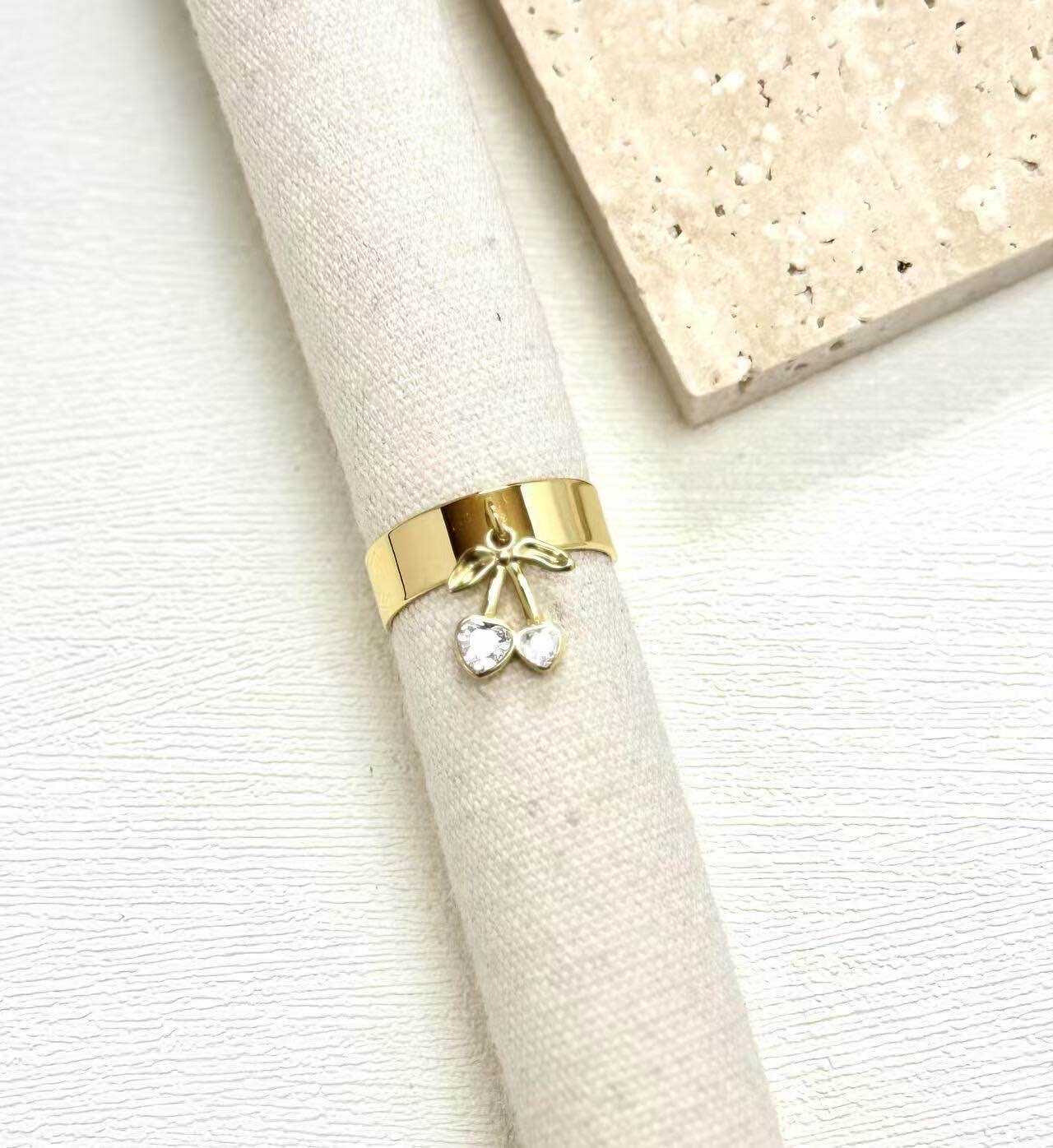 Grossiste Eclador Bijoux - Bague en acier Inoxydable avec cerise  taille réglable.
