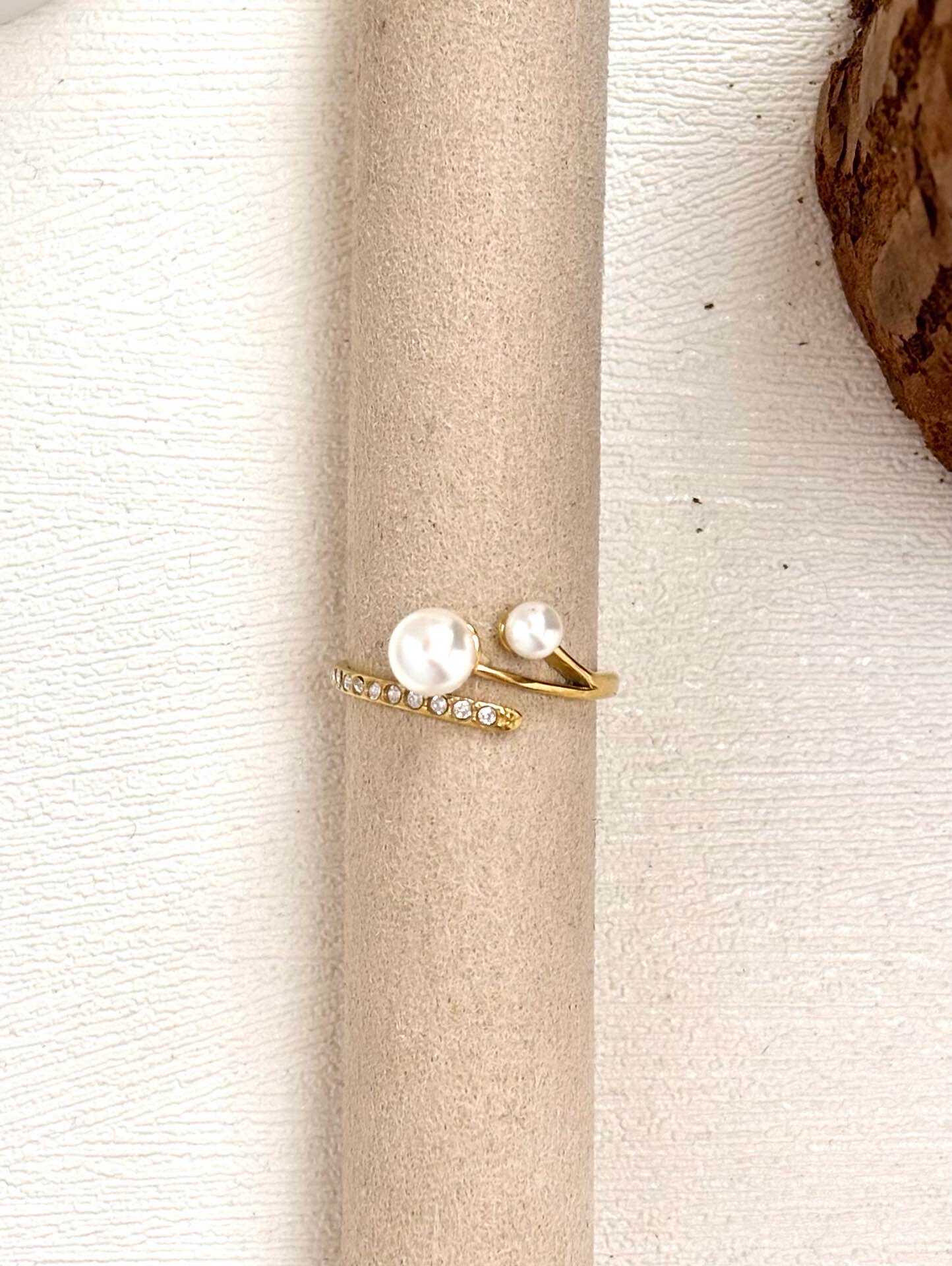 Grossista Eclador Bijoux - Anello in acciaio inossidabile, con motivi floreali, misura regolabile.