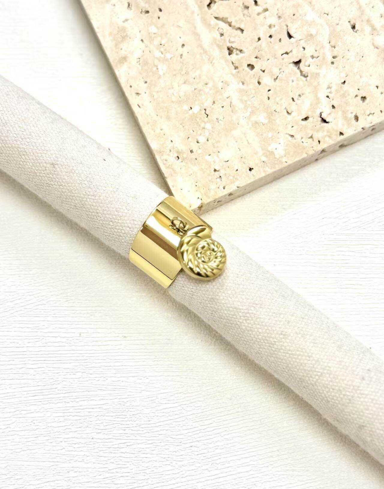 Grossiste Eclador Bijoux - Bague en acier Inoxydable avec coquillage  taille réglable.