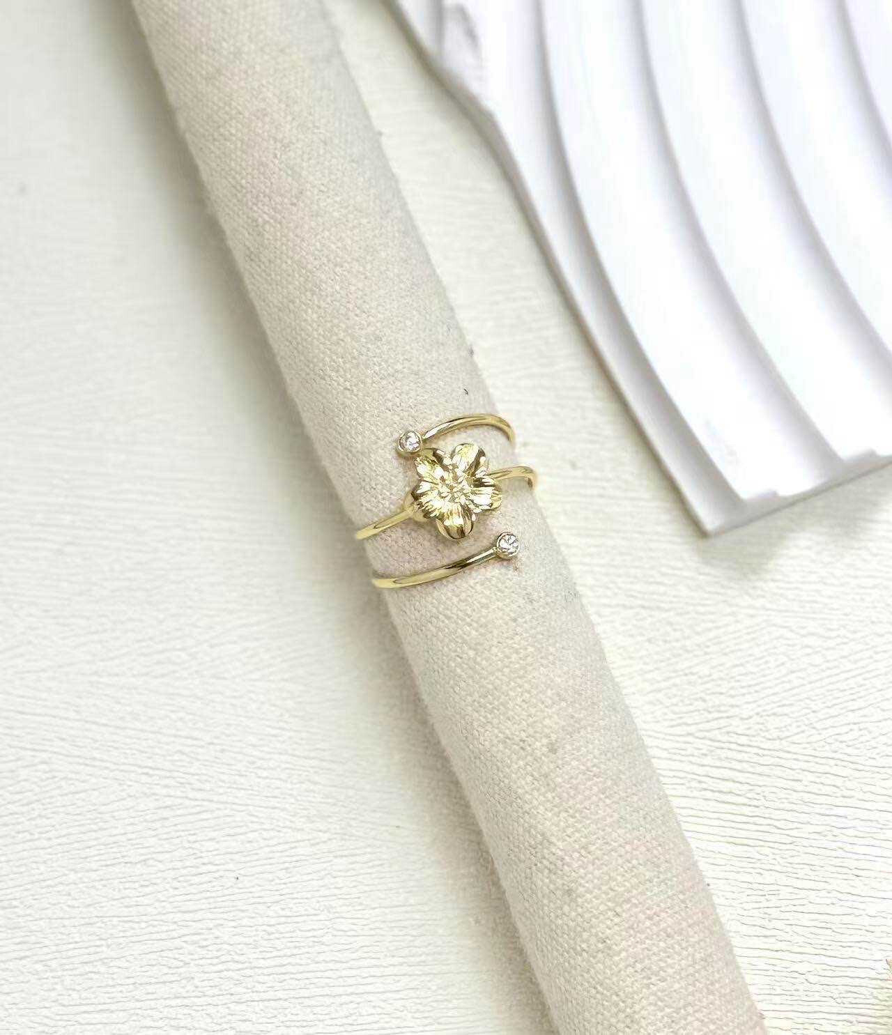 Grossiste Eclador Bijoux - Bague en acier Inoxydable en fleur  , taille réglable.