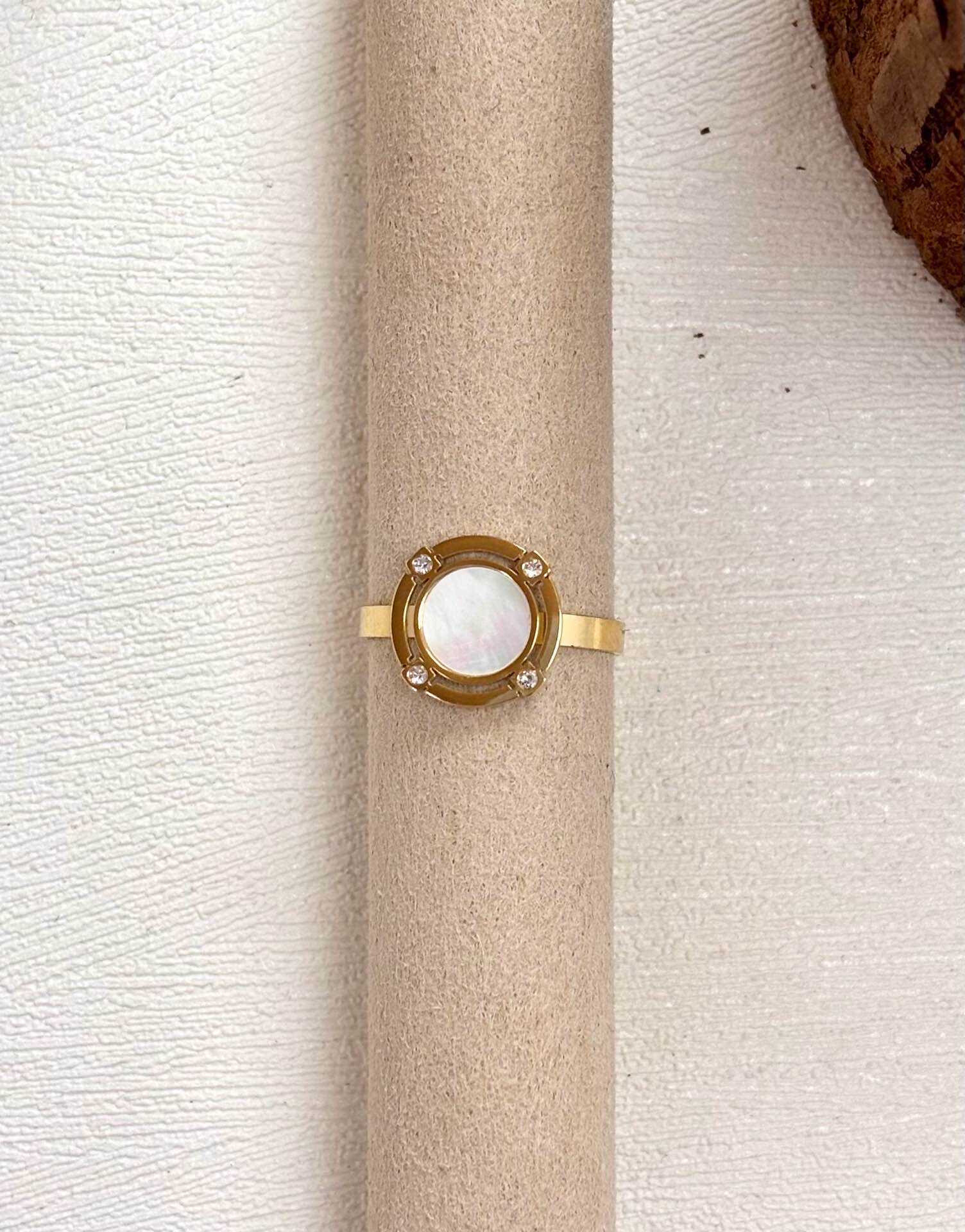 Grossista Eclador Bijoux - Anello in acciaio inossidabile, con motivi floreali, misura regolabile.