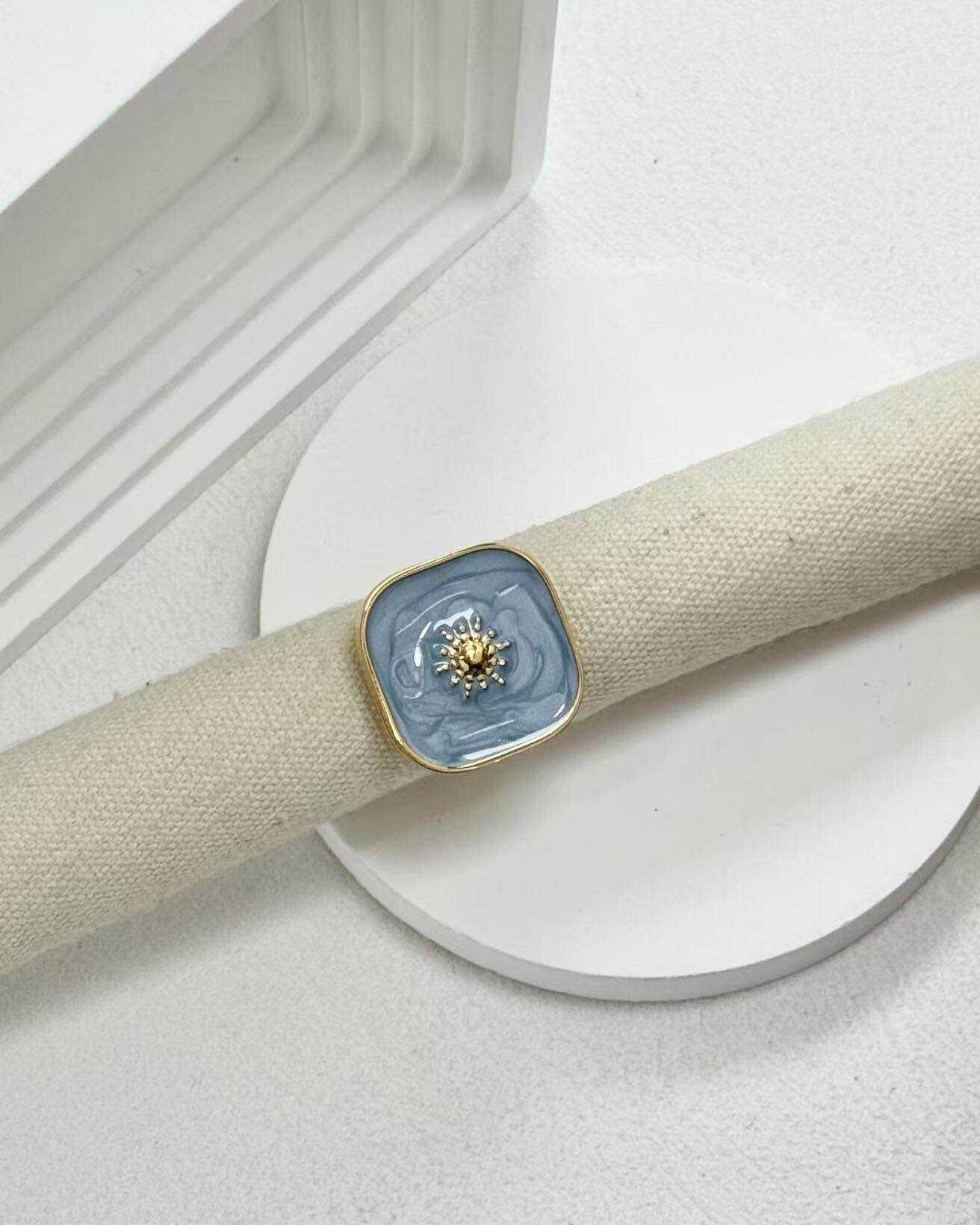 Grossista Eclador Bijoux - Anello in acciaio inossidabile, con motivi floreali, misura regolabile.