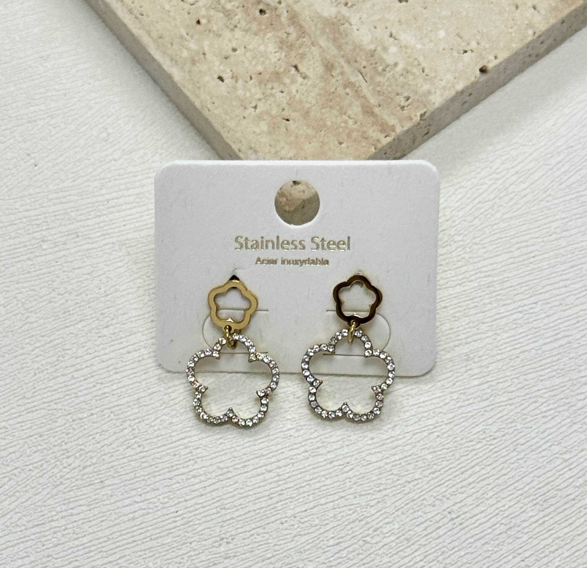 Grossista Eclador Bijoux - Anello in acciaio inossidabile, con motivi floreali, misura regolabile.