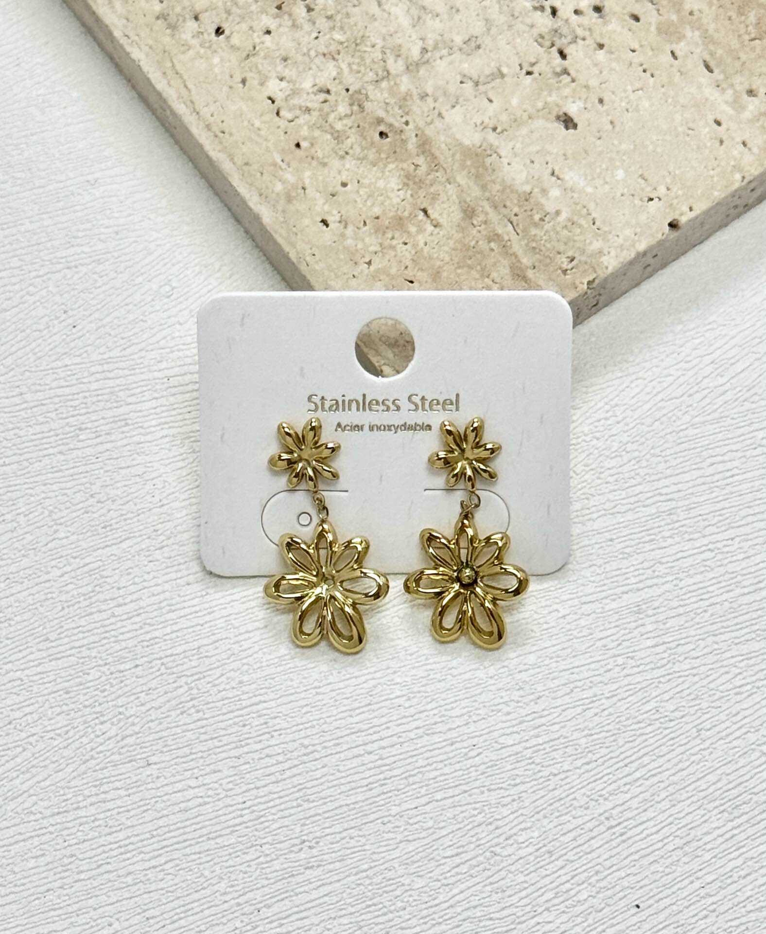 Grossista Eclador Bijoux - Anello in acciaio inossidabile, con motivi floreali, misura regolabile.