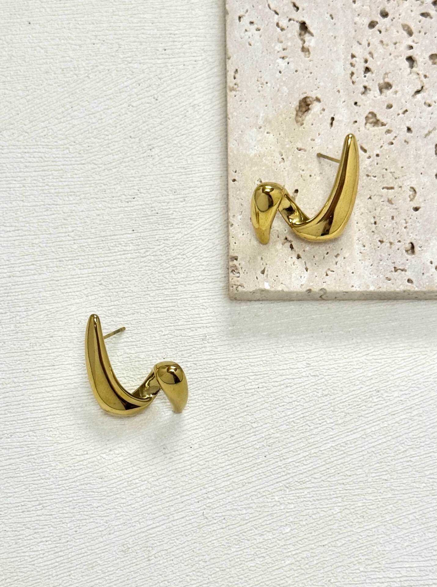 Grossista Eclador Bijoux - Anello in acciaio inossidabile, con motivi floreali, misura regolabile.