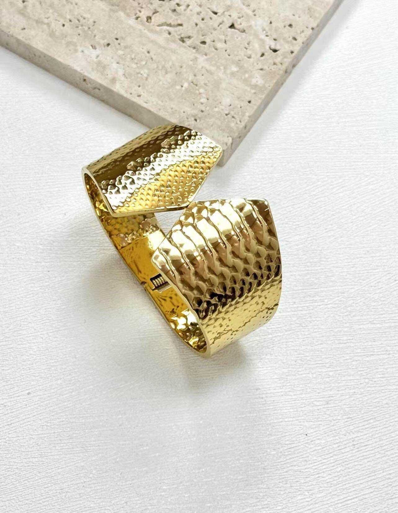 Grossista Eclador Bijoux - Bracciale rigido in acciaio inossidabile, a forma di goccia d'acqua.