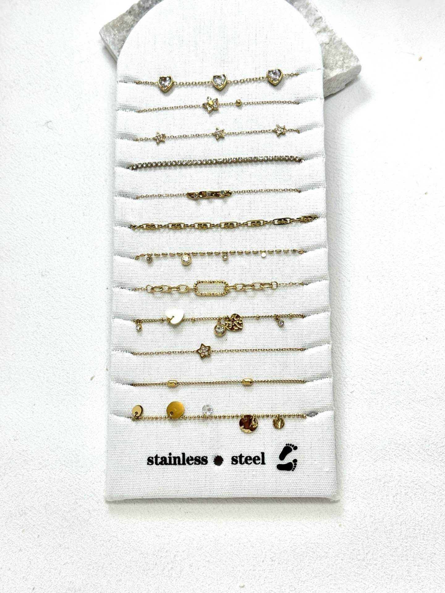 Grossista Eclador Bijoux - Bracciale in acciaio inossidabile, decorato con diversi piccoli pendenti circolari.