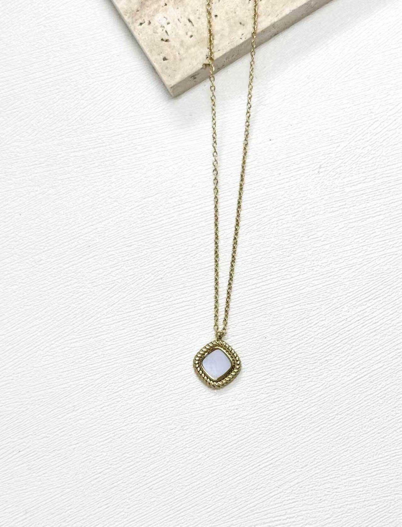 Grossiste Eclador Bijoux - Collier en acier Inoxydable avec un pendentif nacré.