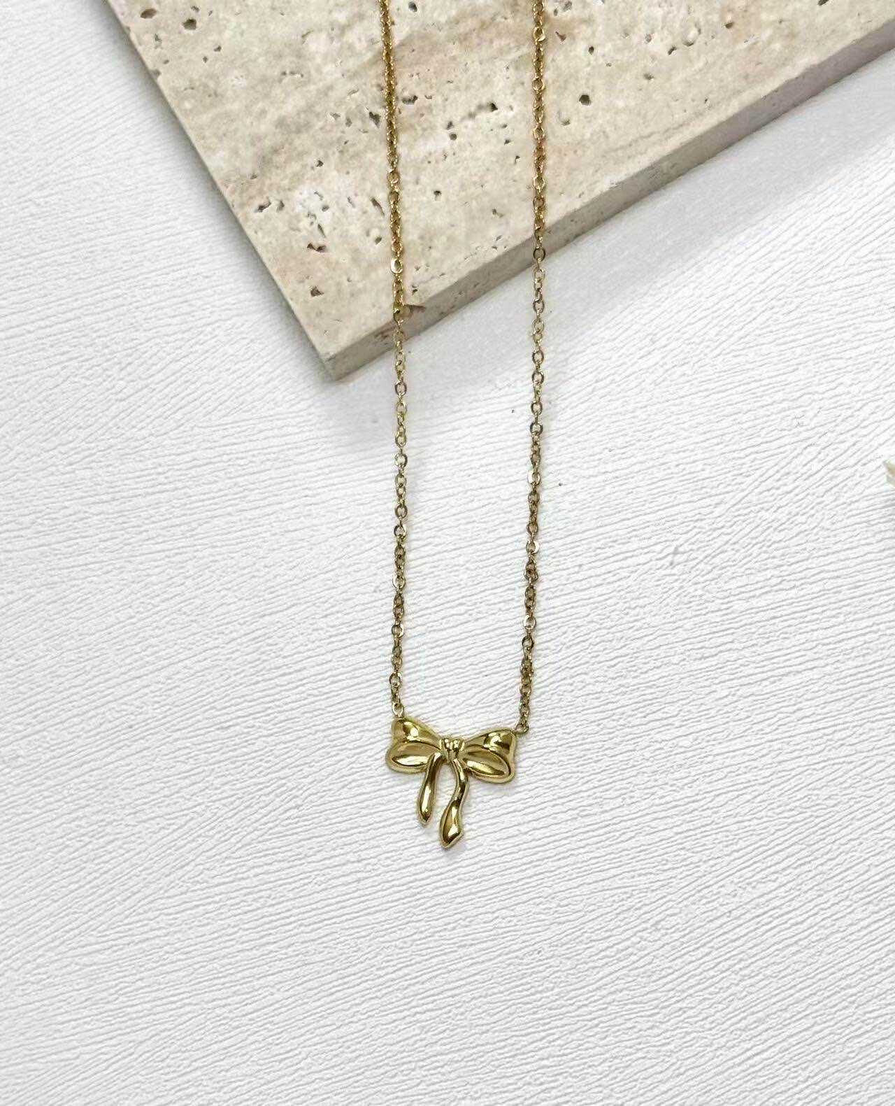 Grossiste Eclador Bijoux - Collier en acier Inoxydable avec un pendentif nacré.
