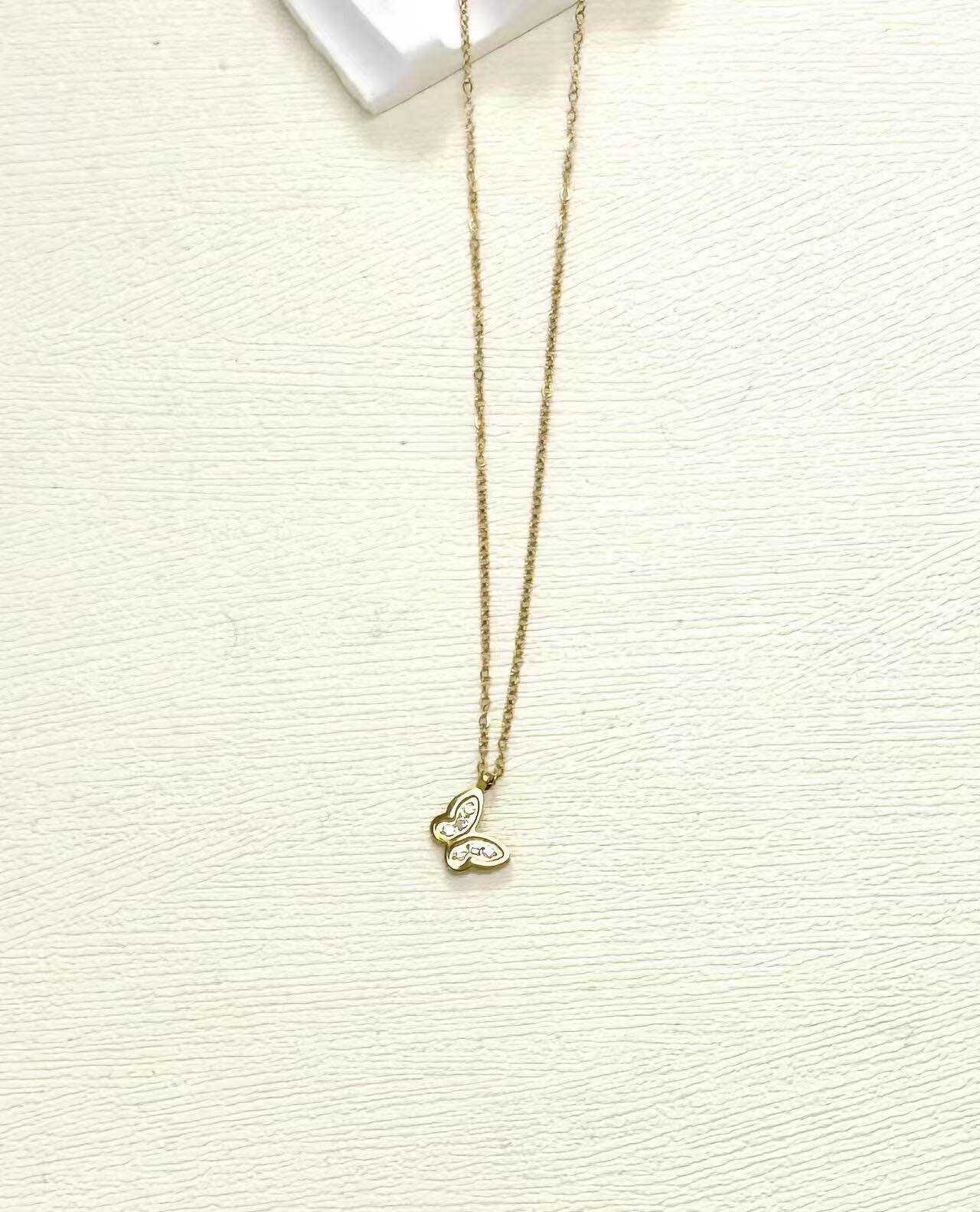 Grossiste Eclador Bijoux - Collier en acier Inoxydable avec un pendentif papillon.