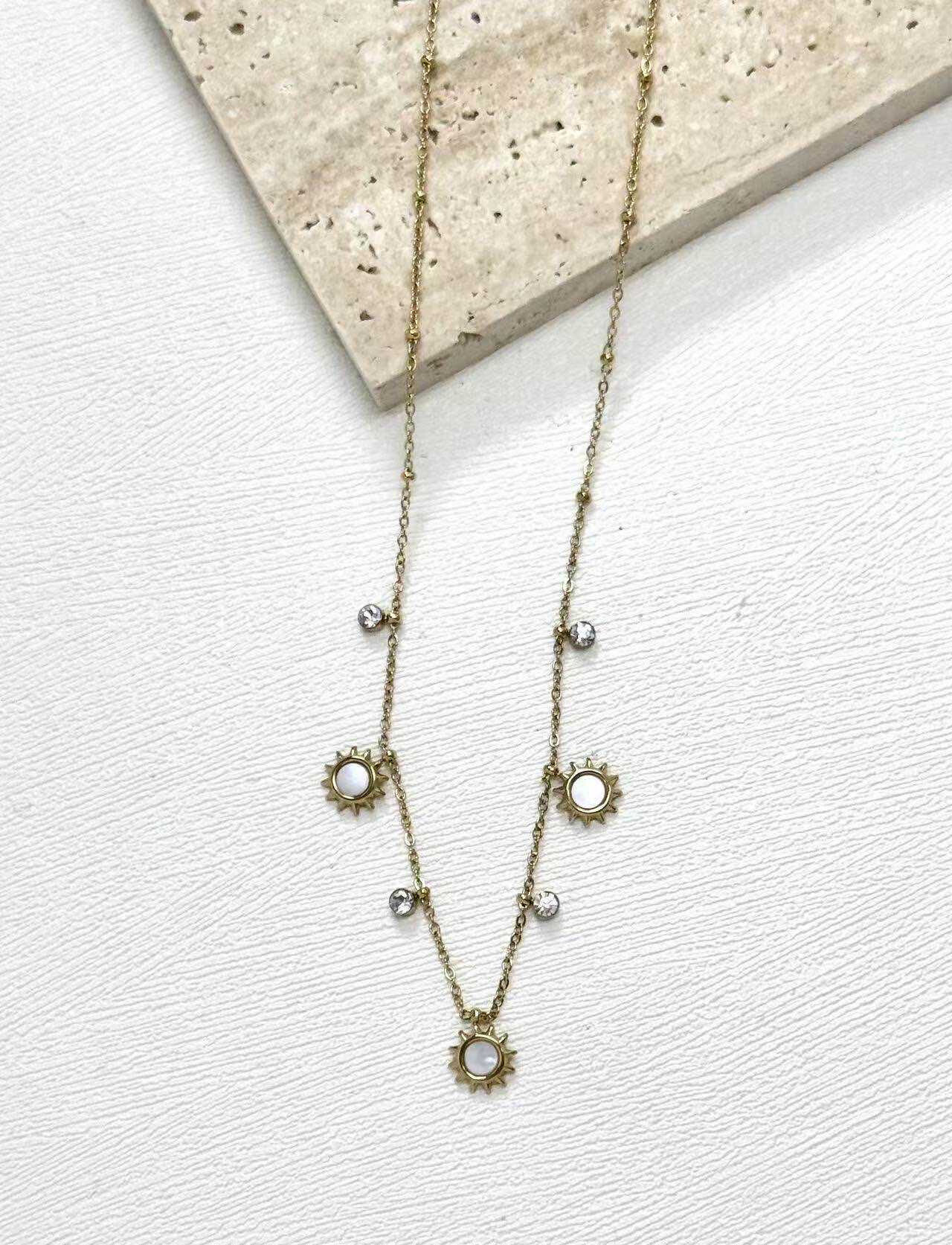 Grossiste Eclador Bijoux - Collier en acier Inoxydable avec des pendentifs en forme de soleil nacré.