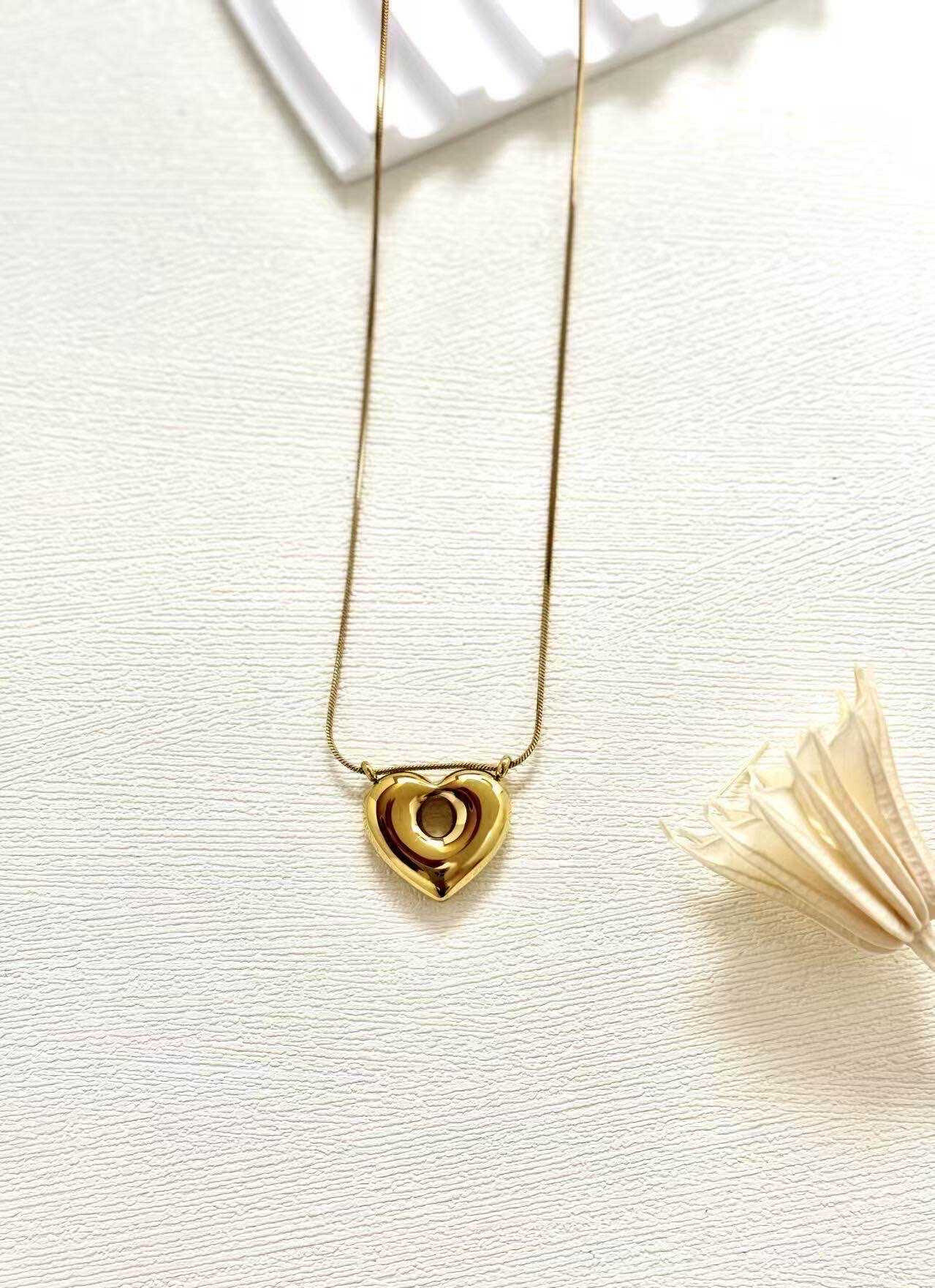 Grossiste Eclador Bijoux - collier femme en  acier inoxydable avec un cœur