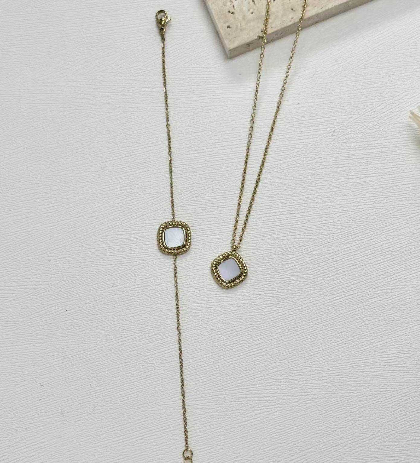 Grossiste Eclador Bijoux - Ensemble en acier Inoxydable avec un pendentif nacré.