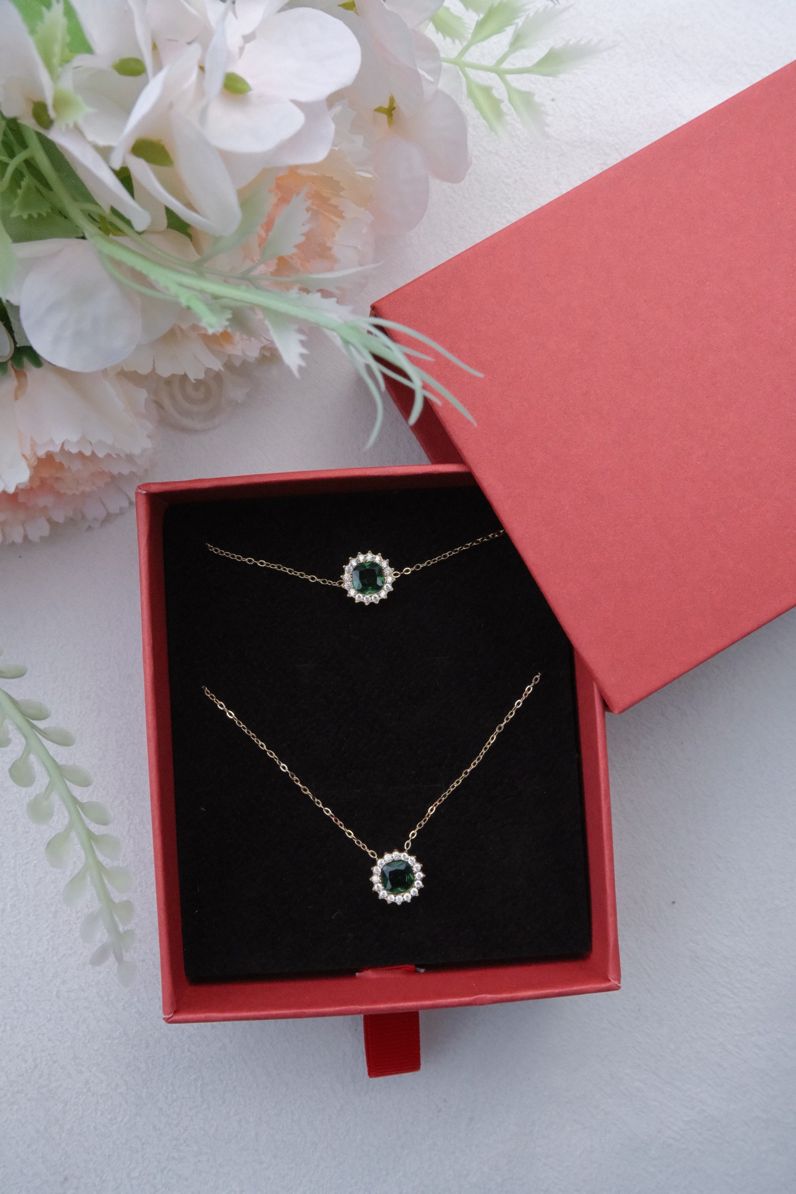 Grossiste Eclador Bijoux - Coffret avec un collier et un bracelet en acier Inoxydable.
