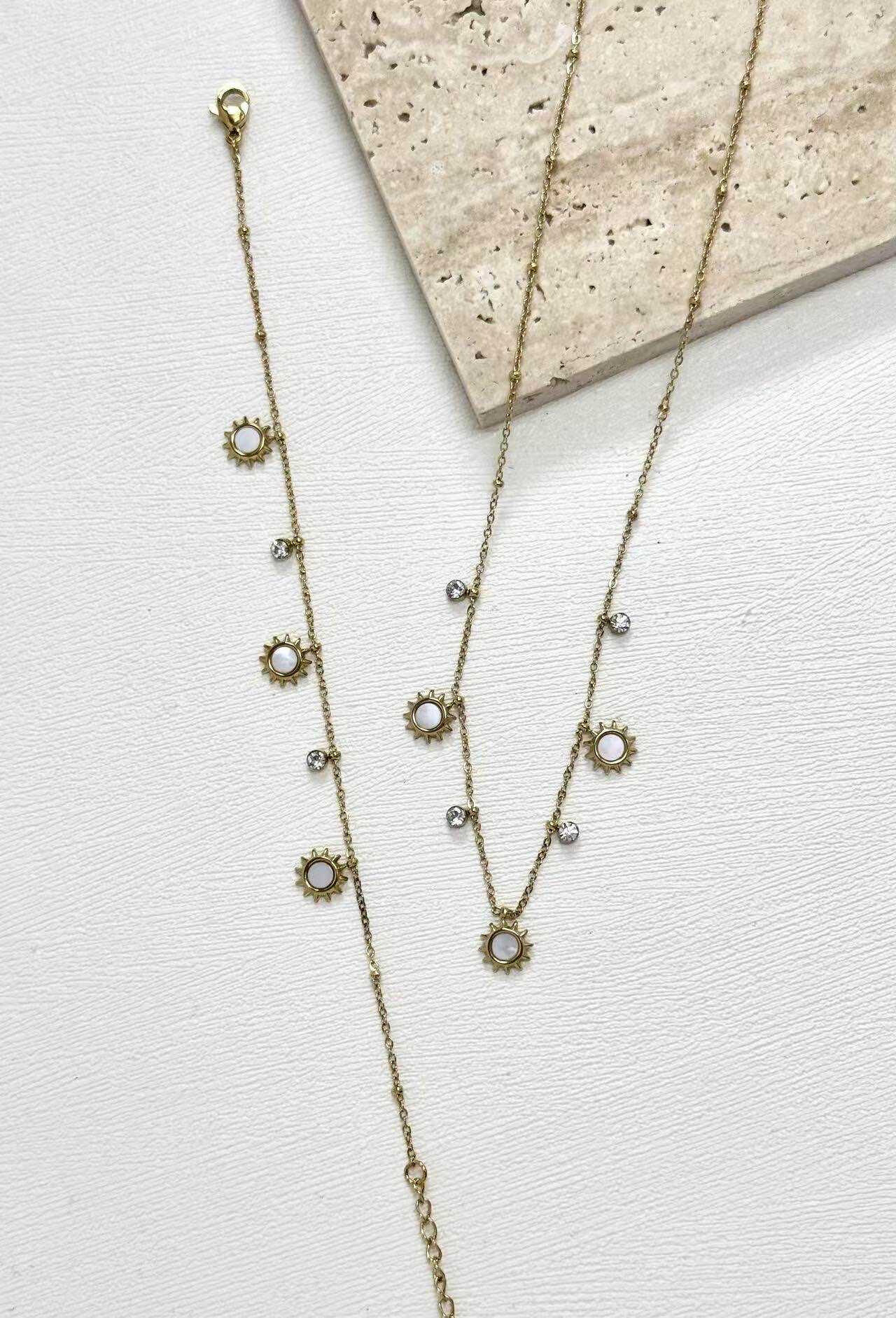 Grossiste Eclador Bijoux - Ensemble en acier Inoxydable avec des pendentifs en forme de soleil nacré.