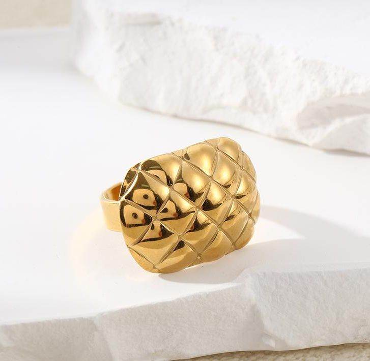Wholesaler Eclat Paris - Open Gold Ring Large Shiny Quilted Plate