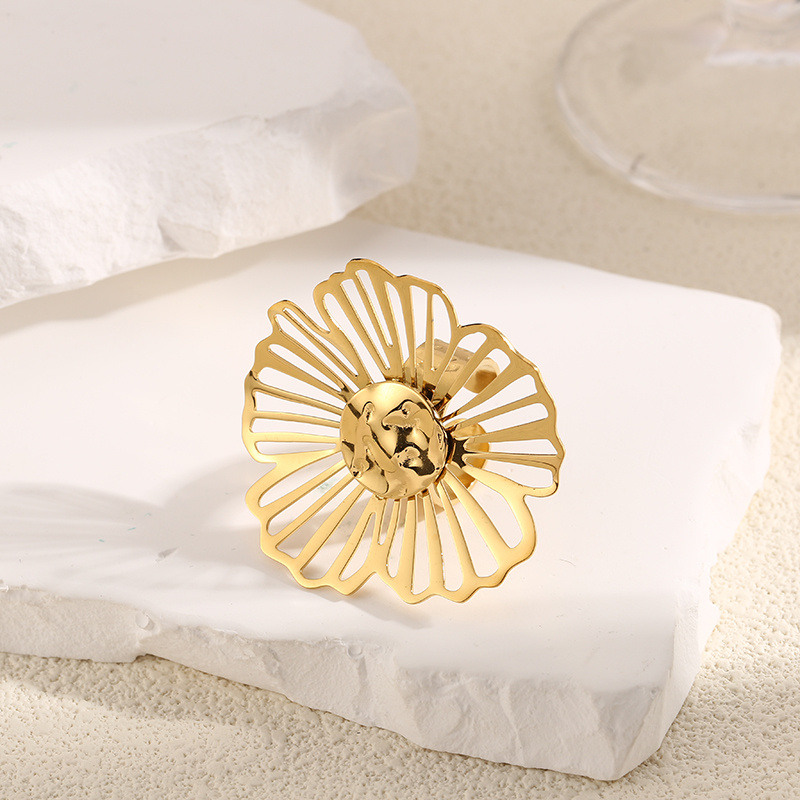 Wholesaler Eclat Paris - Golden Open Flower Ring With Shiny Hammered Disc